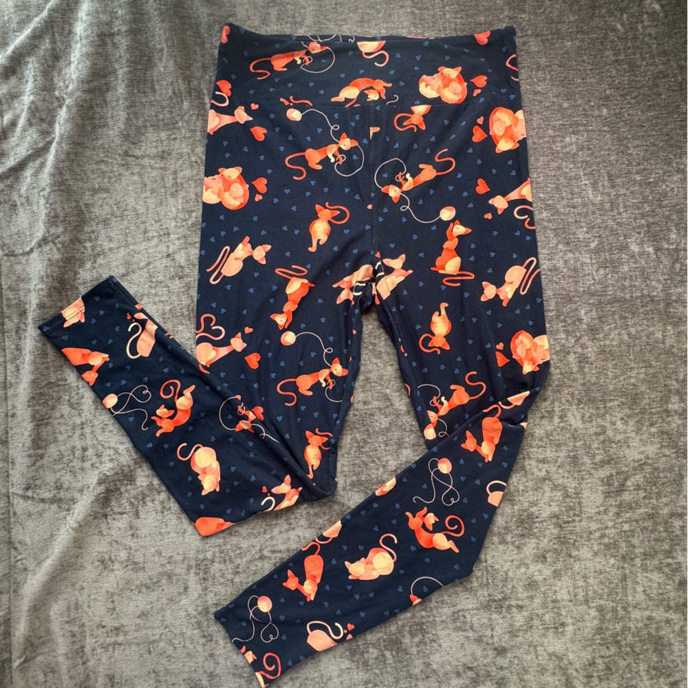 Lularoe Tall/Curvy Leggings with Cat and heart Motif
